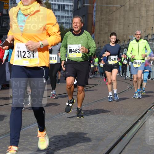 05.10.2025 - 20. swb-Marathon Bremen Strokosch-Dieckow http://msf.ph/oto/9260792 05.10.2025 11:06:08 Ziel 7979, 9387, 9438, 9712, 9786, 10100, 10101, 10192, 10249, 10462, 10623, 10848, 11065, 11092, 11231, 11296, 11433, 11525 meine-sportfotos.de