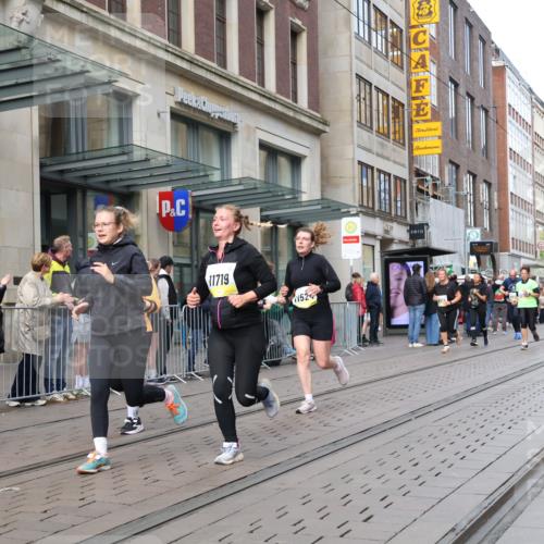 05.10.2025 - 20. swb-Marathon Bremen Strokosch-Dieckow http://msf.ph/oto/9260793 05.10.2025 11:00:53 Ziel 9182, 9208, 9305, 9443, 9613, 9880, 9925, 9954, 10228, 10359, 10477, 10544, 10630, 10762, 10914, 11053, 11337, 11338, 11524, 11597, 11680, 11688, 11719, 9182, 9208, 9305, 9443, 9613, 9880, 9925, 9954, 10228, 10359, 10477, 10544, 10630, 10762, 10914, 11053, 11337, 11338, 11524, 11597, 11680, 11688, 11719 meine-sportfotos.de