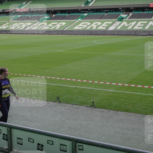 05.10.2025 - 20. swb-Marathon Bremen Michael Burmester http://msf.ph/oto/9260801 05.10.2025 10:53:15 Laufen im Stadion 9352, 9559, 10027, 10935, 11326, 10774 meine-sportfotos.de