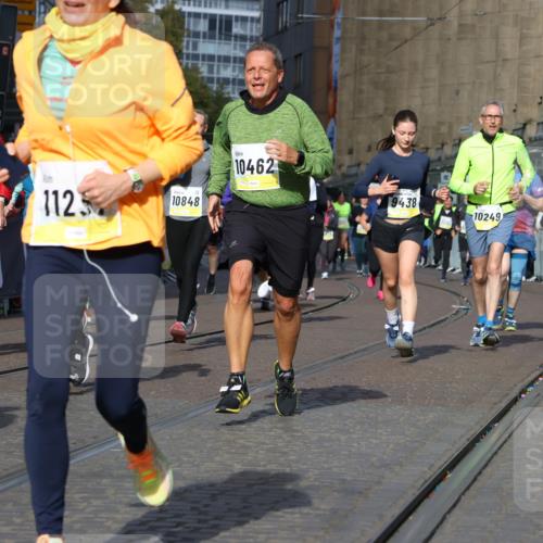 05.10.2025 - 20. swb-Marathon Bremen Strokosch-Dieckow http://msf.ph/oto/9260807 05.10.2025 11:06:08 Ziel 7979, 9387, 9438, 9712, 9786, 10100, 10101, 10192, 10249, 10462, 10623, 10848, 11065, 11092, 11231, 11296, 11433, 11525 meine-sportfotos.de