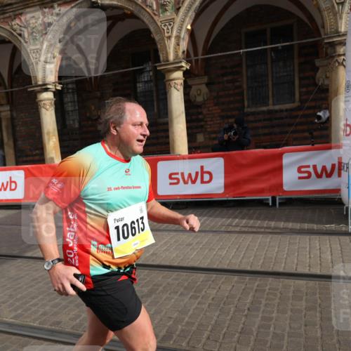05.10.2025 - 20. swb-Marathon Bremen Yannick Fuchs http://msf.ph/oto/9260810 05.10.2025 11:20:27 Ziel 9323, 9688, 10613 meine-sportfotos.de