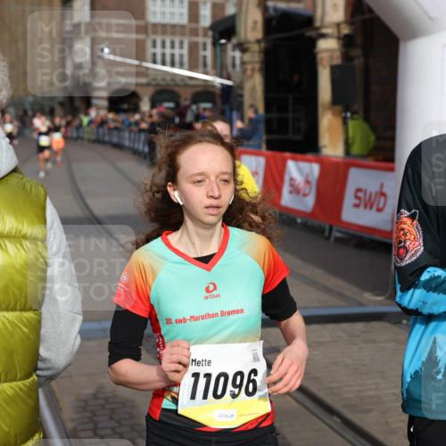 05.10.2025 - 20. swb-Marathon Bremen Yannick Fuchs http://msf.ph/oto/9260817 05.10.2025 10:48:46 Ziel 9385, 9406, 9478, 10303, 11096 meine-sportfotos.de