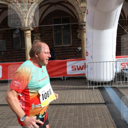 05.10.2025 - 20. swb-Marathon Bremen Yannick Fuchs http://msf.ph/oto/9260819 05.10.2025 11:20:27 Ziel 9323, 9688, 10613 meine-sportfotos.de