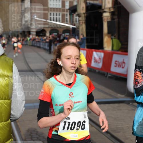 05.10.2025 - 20. swb-Marathon Bremen Yannick Fuchs http://msf.ph/oto/9260825 05.10.2025 10:48:46 Ziel 9385, 9406, 9478, 10303, 11096 meine-sportfotos.de