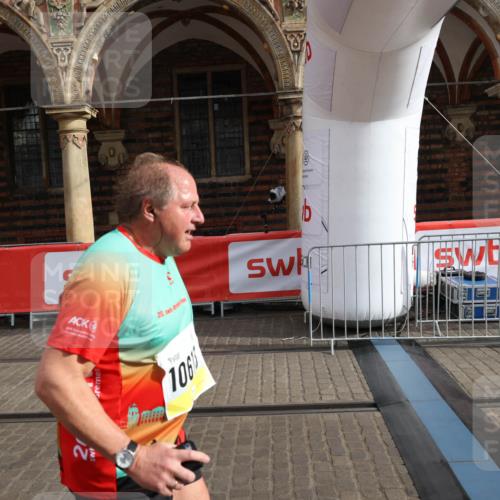 05.10.2025 - 20. swb-Marathon Bremen Yannick Fuchs http://msf.ph/oto/9260828 05.10.2025 11:20:27 Ziel 9323, 9688, 10613 meine-sportfotos.de