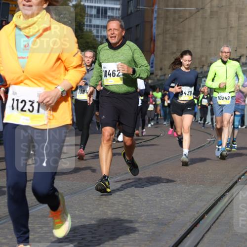 05.10.2025 - 20. swb-Marathon Bremen Strokosch-Dieckow http://msf.ph/oto/9260829 05.10.2025 11:06:08 Ziel 7979, 9387, 9438, 9712, 9786, 10100, 10101, 10192, 10249, 10462, 10623, 10848, 11065, 11092, 11231, 11296, 11433, 11525 meine-sportfotos.de