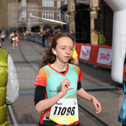 05.10.2025 - 20. swb-Marathon Bremen Yannick Fuchs http://msf.ph/oto/9260834 05.10.2025 10:48:46 Ziel 9385, 9406, 9478, 10303, 11096 meine-sportfotos.de