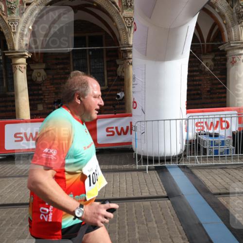 05.10.2025 - 20. swb-Marathon Bremen Yannick Fuchs http://msf.ph/oto/9260835 05.10.2025 11:20:27 Ziel 9323, 9688, 10613 meine-sportfotos.de