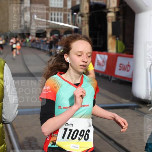 05.10.2025 - 20. swb-Marathon Bremen Yannick Fuchs http://msf.ph/oto/9260840 05.10.2025 10:48:46 Ziel 9385, 9406, 9478, 10303, 11096 meine-sportfotos.de