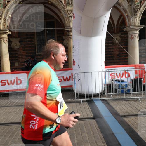 05.10.2025 - 20. swb-Marathon Bremen Yannick Fuchs http://msf.ph/oto/9260845 05.10.2025 11:20:27 Ziel 9323, 9688, 10613 meine-sportfotos.de