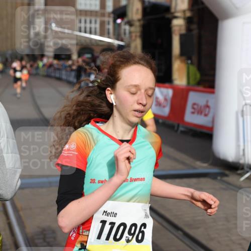 05.10.2025 - 20. swb-Marathon Bremen Yannick Fuchs http://msf.ph/oto/9260850 05.10.2025 10:48:46 Ziel 9385, 9406, 9478, 10303, 11096 meine-sportfotos.de