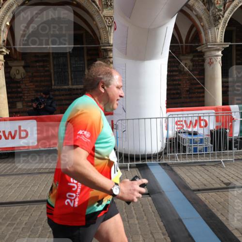 05.10.2025 - 20. swb-Marathon Bremen Yannick Fuchs http://msf.ph/oto/9260853 05.10.2025 11:20:27 Ziel 9323, 9688, 10613 meine-sportfotos.de