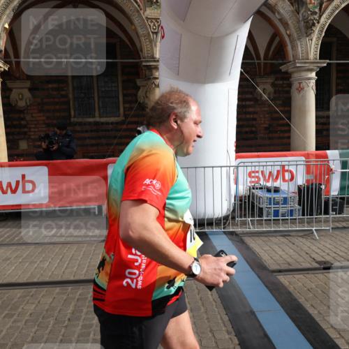 05.10.2025 - 20. swb-Marathon Bremen Yannick Fuchs http://msf.ph/oto/9260862 05.10.2025 11:20:27 Ziel 9323, 9688, 10613 meine-sportfotos.de