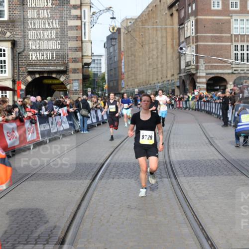 05.10.2025 - 20. swb-Marathon Bremen Yannick Fuchs http://msf.ph/oto/9260870 05.10.2025 10:48:49 Ziel 9261, 9406, 9729, 10303, 10799, 11096 meine-sportfotos.de