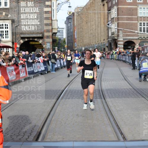 05.10.2025 - 20. swb-Marathon Bremen Yannick Fuchs http://msf.ph/oto/9260878 05.10.2025 10:48:49 Ziel 9261, 9406, 9729, 10303, 10799, 11096 meine-sportfotos.de