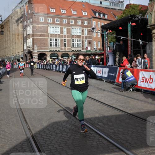 05.10.2025 - 20. swb-Marathon Bremen Yannick Fuchs http://msf.ph/oto/9260908 05.10.2025 11:20:46 Ziel 10720 meine-sportfotos.de