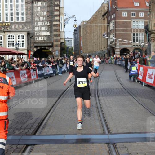 05.10.2025 - 20. swb-Marathon Bremen Yannick Fuchs http://msf.ph/oto/9260910 05.10.2025 10:48:50 Ziel 9261, 9406, 9482, 9729, 10303, 10799, 11096 meine-sportfotos.de