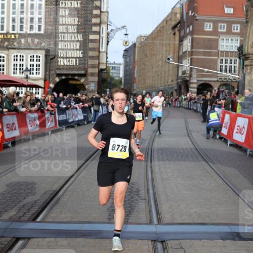 05.10.2025 - 20. swb-Marathon Bremen Yannick Fuchs http://msf.ph/oto/9260924 05.10.2025 10:48:50 Ziel 9261, 9406, 9482, 9729, 10303, 10799, 11096 meine-sportfotos.de