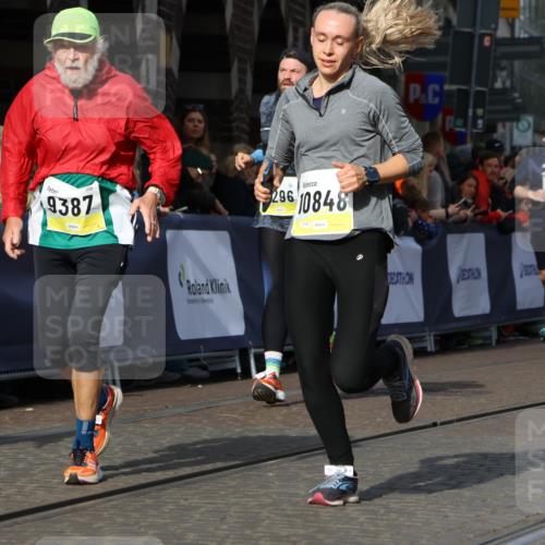 05.10.2025 - 20. swb-Marathon Bremen Strokosch-Dieckow http://msf.ph/oto/9260936 05.10.2025 11:06:11 Ziel 7979, 9228, 9387, 9438, 9523, 9712, 9786, 10152, 10192, 10243, 10249, 10374, 10404, 10462, 10623, 10848, 11065, 11092, 11169, 11231, 11296, 11433 meine-sportfotos.de