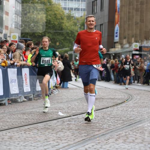 05.10.2025 - 20. swb-Marathon Bremen Strokosch-Dieckow http://msf.ph/oto/9260956 05.10.2025 12:57:13 Ziel 1212, 1801, 2743, 6566 meine-sportfotos.de