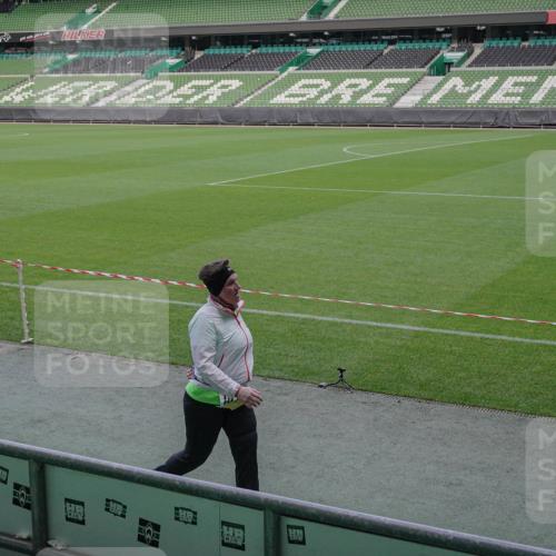 05.10.2025 - 20. swb-Marathon Bremen Michael Burmester http://msf.ph/oto/9260999 05.10.2025 10:55:47 Laufen im Stadion 9629, 10761, 10765, 7174, 9257, 10401, 10482 meine-sportfotos.de