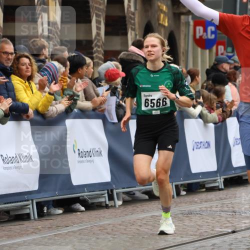 05.10.2025 - 20. swb-Marathon Bremen Strokosch-Dieckow http://msf.ph/oto/9261019 05.10.2025 12:57:15 Ziel 1212, 1801, 6566 meine-sportfotos.de