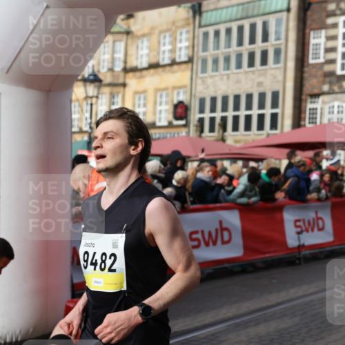 05.10.2025 - 20. swb-Marathon Bremen Yannick Fuchs http://msf.ph/oto/9261033 05.10.2025 10:48:54 Ziel 9261, 9482, 9674, 9729, 10799 meine-sportfotos.de