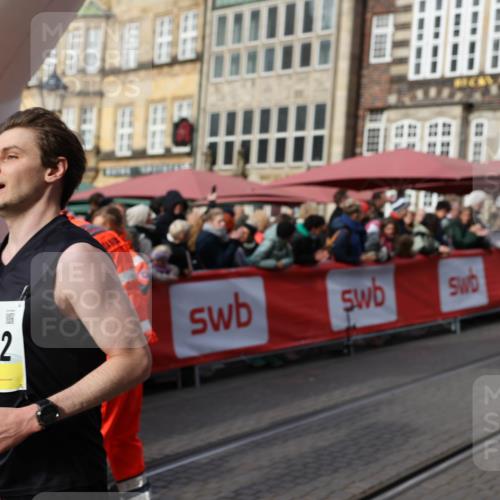 05.10.2025 - 20. swb-Marathon Bremen Yannick Fuchs http://msf.ph/oto/9261038 05.10.2025 10:48:54 Ziel 9261, 9482, 9674, 9729, 10799 meine-sportfotos.de