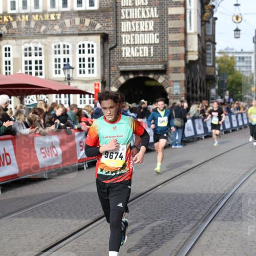 05.10.2025 - 20. swb-Marathon Bremen Yannick Fuchs http://msf.ph/oto/9261100 05.10.2025 10:48:56 Ziel 7414, 9261, 9482, 9674, 9729, 10047, 10799 meine-sportfotos.de