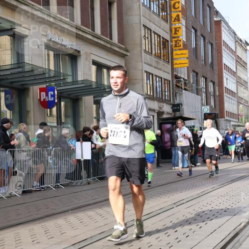 05.10.2025 - 20. swb-Marathon Bremen Strokosch-Dieckow http://msf.ph/oto/9261120 05.10.2025 11:01:10 Ziel 7908, 9269, 9278, 9286, 9322, 9371, 9432, 9782, 9925, 10026, 10030, 10056, 10157, 10324, 10336, 10562, 11194, 11223, 11463, 11493, 11633, 11688, 11732, 11733, 7908, 9269, 9278, 9286, 9322, 9371, 9432, 9782, 9925, 10026, 10030, 10056, 10157, 10324, 10336, 10562, 11194, 11223, 11463, 11493, 11633, 11688, 11732, 11733 meine-sportfotos.de