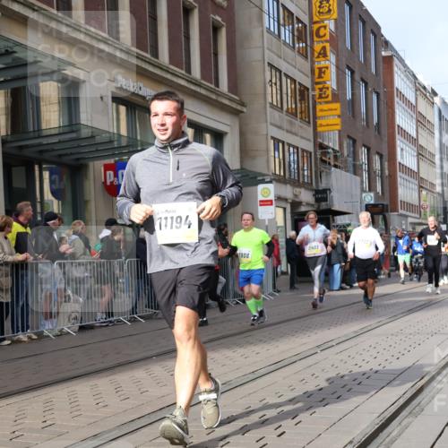 05.10.2025 - 20. swb-Marathon Bremen Strokosch-Dieckow http://msf.ph/oto/9261136 05.10.2025 11:01:10 Ziel 7908, 9269, 9278, 9286, 9322, 9371, 9432, 9782, 9925, 10026, 10030, 10056, 10157, 10324, 10336, 10562, 11194, 11223, 11463, 11493, 11633, 11688, 11732, 11733, 7908, 9269, 9278, 9286, 9322, 9371, 9432, 9782, 9925, 10026, 10030, 10056, 10157, 10324, 10336, 10562, 11194, 11223, 11463, 11493, 11633, 11688, 11732, 11733 meine-sportfotos.de