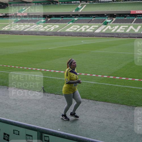 05.10.2025 - 20. swb-Marathon Bremen Michael Burmester http://msf.ph/oto/9261145 05.10.2025 10:59:29 Laufen im Stadion 9376, 10528, 11302 meine-sportfotos.de
