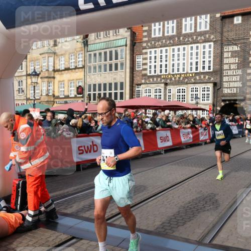 05.10.2025 - 20. swb-Marathon Bremen Yannick Fuchs http://msf.ph/oto/9261167 05.10.2025 10:48:58 Ziel 7414, 9255, 9261, 9482, 9674, 10047, 10799 meine-sportfotos.de
