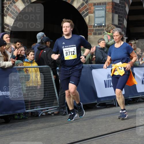 05.10.2025 - 20. swb-Marathon Bremen Strokosch-Dieckow http://msf.ph/oto/9261219 05.10.2025 11:06:16 Ziel 7979, 9205, 9228, 9387, 9523, 9712, 10152, 10243, 10249, 10374, 10404, 11065, 11092, 11169, 11233, 11296, 11433 meine-sportfotos.de