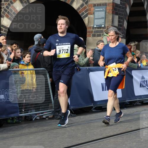 05.10.2025 - 20. swb-Marathon Bremen Strokosch-Dieckow http://msf.ph/oto/9261238 05.10.2025 11:06:16 Ziel 7979, 9205, 9228, 9387, 9523, 9712, 10152, 10243, 10249, 10374, 10404, 11065, 11092, 11169, 11233, 11296, 11433 meine-sportfotos.de