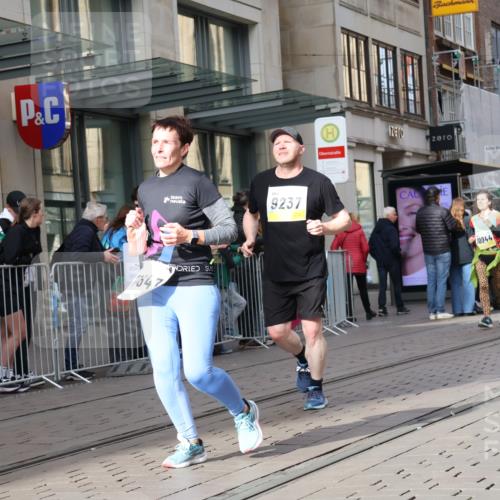 05.10.2025 - 20. swb-Marathon Bremen Strokosch-Dieckow http://msf.ph/oto/9261440 05.10.2025 11:01:30 Ziel 9189, 9237, 9269, 9294, 9324, 9365, 9432, 9536, 9655, 9782, 10004, 10026, 10370, 10558, 10562, 10837, 10855, 10879, 10887, 10903, 10904, 10944, 11415, 11463, 11647, 11732, 11733, 9189, 9237, 9269, 9294, 9324, 9365, 9432, 9536, 9655, 9782, 10004, 10026, 10370, 10558, 10562, 10837, 10855, 10879, 10887, 10903, 10904, 10944, 11415, 11463, 11647, 11732, 11733 meine-sportfotos.de