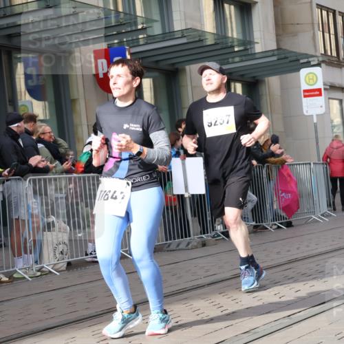05.10.2025 - 20. swb-Marathon Bremen Strokosch-Dieckow http://msf.ph/oto/9261450 05.10.2025 11:01:31 Ziel 9189, 9237, 9269, 9294, 9324, 9365, 9536, 9655, 9782, 10004, 10026, 10370, 10558, 10562, 10837, 10855, 10879, 10887, 10903, 10904, 10944, 11415, 11463, 11647, 11732, 11733, 9189, 9237, 9269, 9294, 9324, 9365, 9536, 9655, 9782, 10004, 10026, 10370, 10558, 10562, 10837, 10855, 10879, 10887, 10903, 10904, 10944, 11415, 11463, 11647, 11732, 11733 meine-sportfotos.de