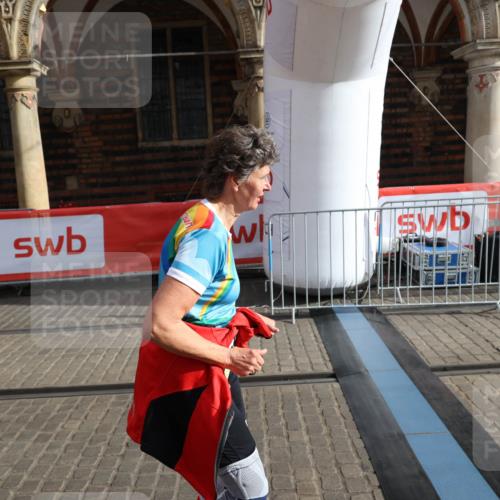 05.10.2025 - 20. swb-Marathon Bremen Yannick Fuchs http://msf.ph/oto/9261518 05.10.2025 11:20:59 Ziel 9405, 10012, 11643 meine-sportfotos.de