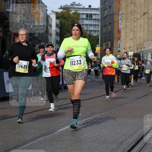 05.10.2025 - 20. swb-Marathon Bremen Strokosch-Dieckow http://msf.ph/oto/9261526 05.10.2025 11:06:23 Ziel 9205, 9764, 9998, 10611, 10640, 10912, 11143, 11195, 11233, 11270, 11365, 11485 meine-sportfotos.de
