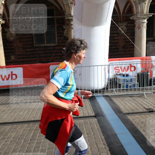 05.10.2025 - 20. swb-Marathon Bremen Yannick Fuchs http://msf.ph/oto/9261527 05.10.2025 11:20:59 Ziel 9405, 10012, 11643 meine-sportfotos.de