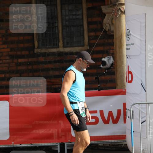 05.10.2025 - 20. swb-Marathon Bremen Yannick Fuchs http://msf.ph/oto/9261594 05.10.2025 11:21:03 Ziel 9405, 10012, 10913, 11643 meine-sportfotos.de
