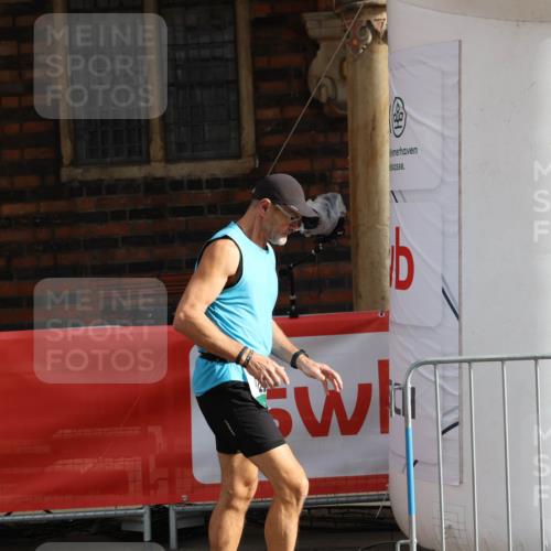 05.10.2025 - 20. swb-Marathon Bremen Yannick Fuchs http://msf.ph/oto/9261613 05.10.2025 11:21:03 Ziel 9405, 10012, 10913, 11643 meine-sportfotos.de
