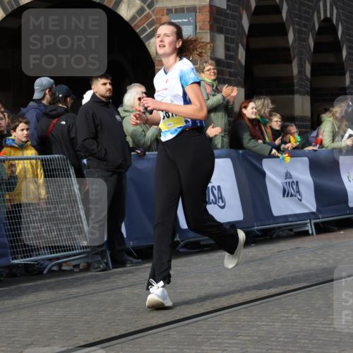 05.10.2025 - 20. swb-Marathon Bremen Strokosch-Dieckow http://msf.ph/oto/9261617 05.10.2025 11:06:24 Ziel 9764, 9998, 10611, 10640, 10732, 10912, 11143, 11195, 11233, 11270, 11365, 11485 meine-sportfotos.de