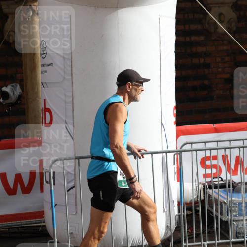 05.10.2025 - 20. swb-Marathon Bremen Yannick Fuchs http://msf.ph/oto/9261620 05.10.2025 11:21:04 Ziel 10012, 10913 meine-sportfotos.de