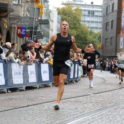 05.10.2025 - 20. swb-Marathon Bremen Strokosch-Dieckow http://msf.ph/oto/9261622 05.10.2025 12:57:41 Ziel 1088, 2168, 2909, 4635 meine-sportfotos.de