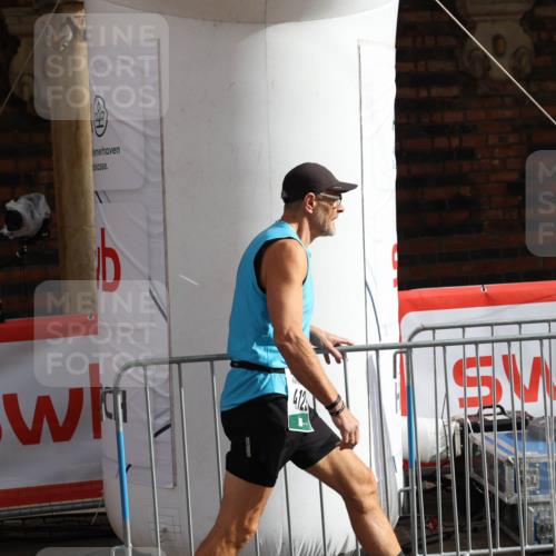 05.10.2025 - 20. swb-Marathon Bremen Yannick Fuchs http://msf.ph/oto/9261634 05.10.2025 11:21:04 Ziel 10012, 10913 meine-sportfotos.de