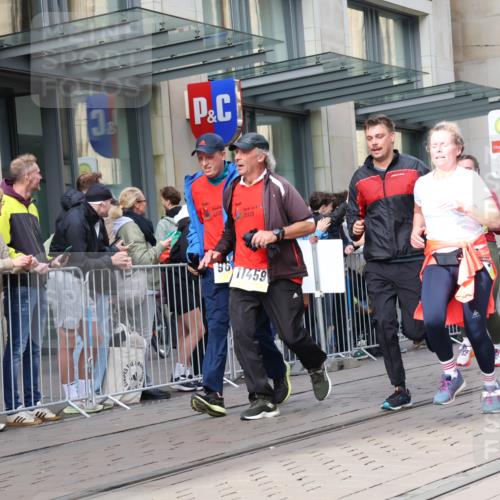 05.10.2025 - 20. swb-Marathon Bremen Strokosch-Dieckow http://msf.ph/oto/9261639 05.10.2025 11:01:43 Ziel 9237, 9324, 9363, 9365, 9426, 9536, 9655, 9686, 10301, 10508, 10558, 10837, 10855, 10879, 10887, 10944, 11014, 11340, 11415, 11454, 11459, 11646, 11647, 9237, 9324, 9363, 9365, 9426, 9536, 9655, 9686, 10301, 10508, 10558, 10837, 10855, 10879, 10887, 10944, 11014, 11340, 11415, 11454, 11459, 11646, 11647 meine-sportfotos.de