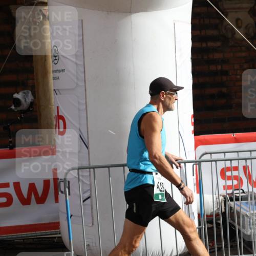 05.10.2025 - 20. swb-Marathon Bremen Yannick Fuchs http://msf.ph/oto/9261641 05.10.2025 11:21:04 Ziel 10012, 10913 meine-sportfotos.de