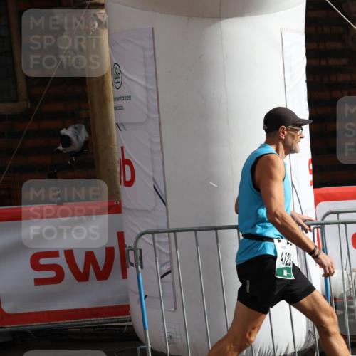 05.10.2025 - 20. swb-Marathon Bremen Yannick Fuchs http://msf.ph/oto/9261646 05.10.2025 11:21:04 Ziel 10012, 10913 meine-sportfotos.de