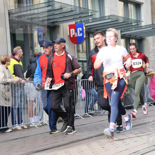 05.10.2025 - 20. swb-Marathon Bremen Strokosch-Dieckow http://msf.ph/oto/9261651 05.10.2025 11:01:44 Ziel 9324, 9363, 9365, 9426, 9536, 9655, 9686, 10301, 10508, 10558, 10837, 10855, 10879, 10887, 10944, 11014, 11340, 11415, 11454, 11459, 11646, 11647, 9324, 9363, 9365, 9426, 9536, 9655, 9686, 10301, 10508, 10558, 10837, 10855, 10879, 10887, 10944, 11014, 11340, 11415, 11454, 11459, 11646, 11647 meine-sportfotos.de